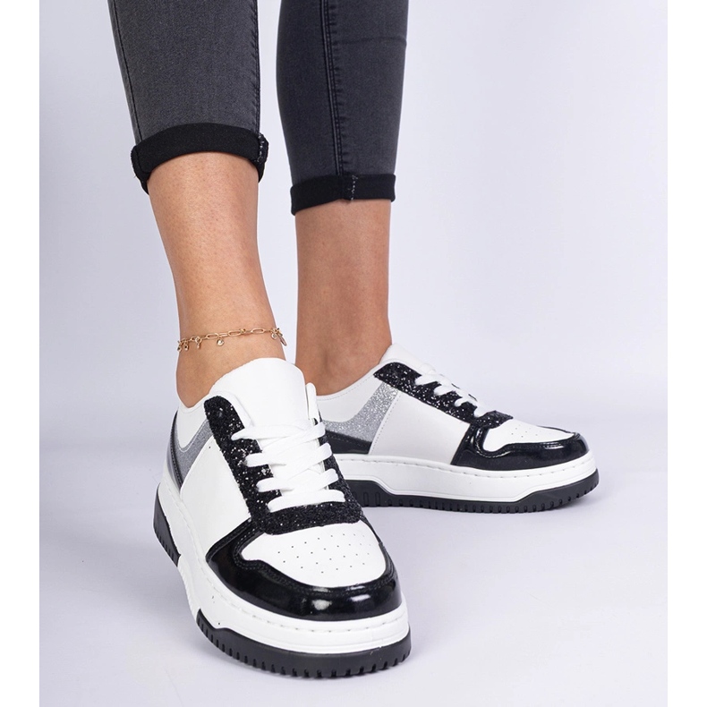 Mustat naisten tennarit, joissa paksu pohja 1