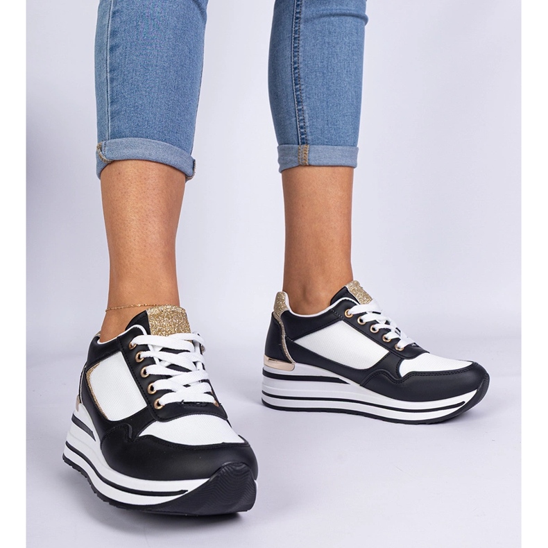 Mustat lenkkarit koristeltu kimaltelevat ja metalli 1