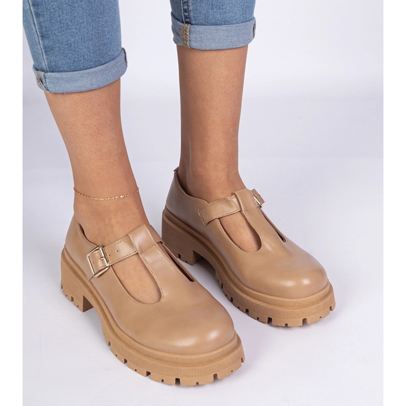 Ruskeat kengät ekologisella laiturilla 2