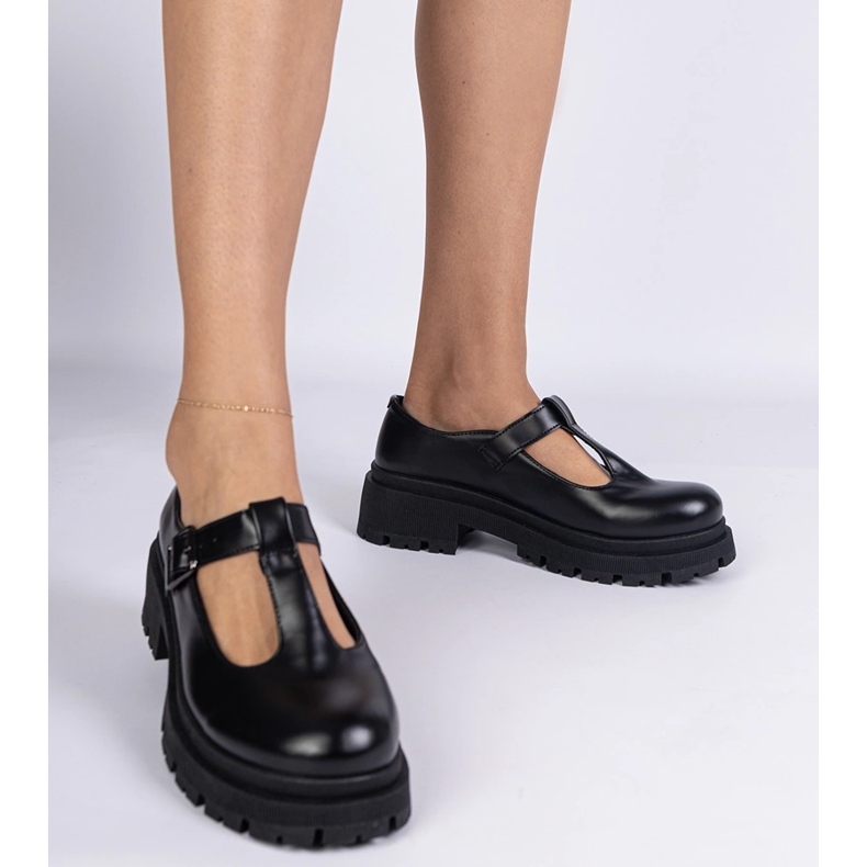 Mustat kengät ekologisella laiturilla 1