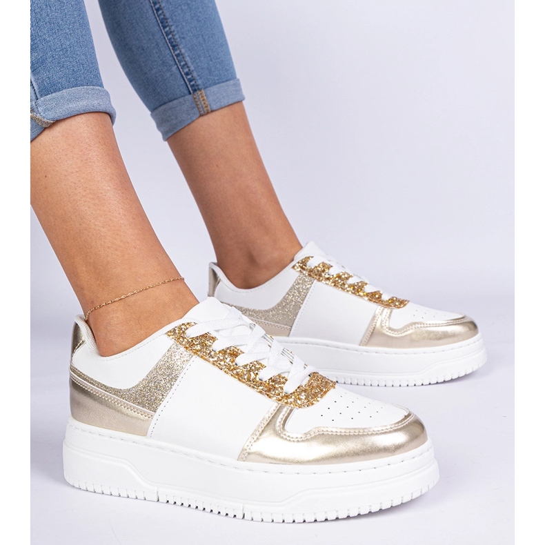 Kultaisten naisten lenkkarit paksulla pohjalla, joka on koristeltu kimaltelemalla kultainen 2