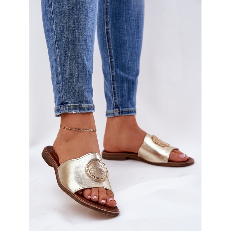 Zazoo 2938 Flat -Pested Leather Flops, jossa on kultainen koriste 2