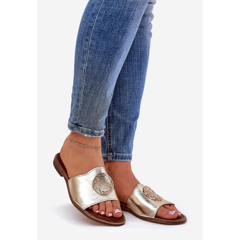 Zazoo 2938 Flat -Pested Leather Flops, jossa on kultainen koriste 1