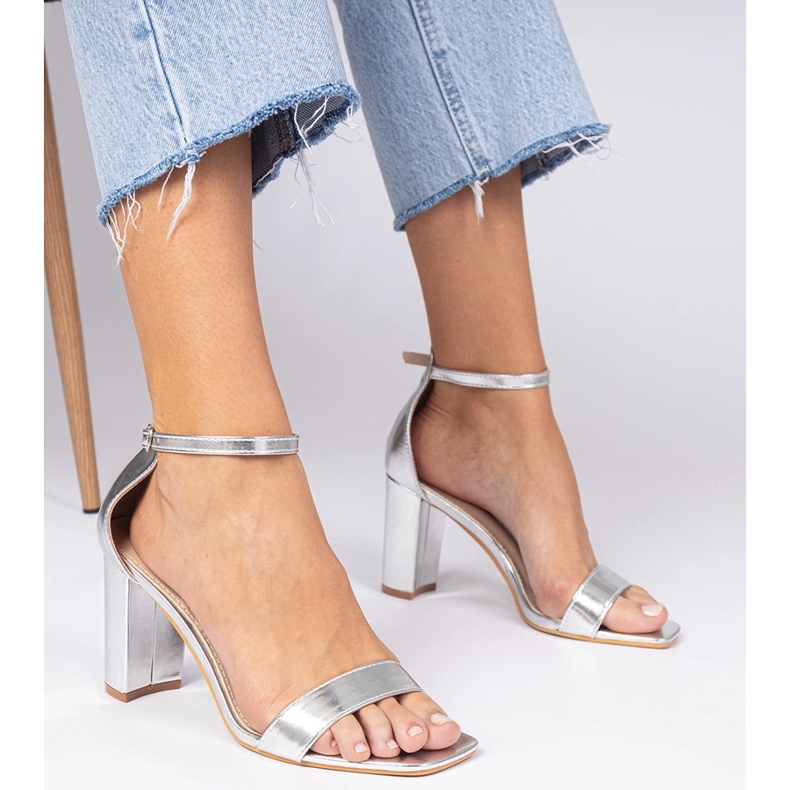 Hopea -sandaalit korkealla pylväällä 1
