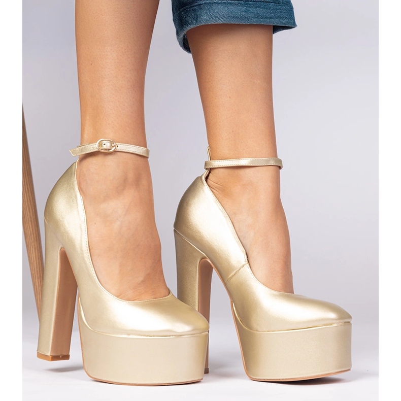 Kultaiset metallipumput korkealla pylväällä kultainen 2