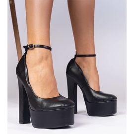 Mustat pumput korkeassa tolppassa 1