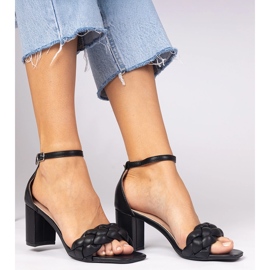 Postin mustat sandaalit 1