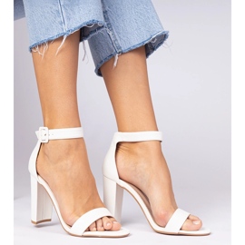 Postin valkoiset sandaalit kiinnitettiin nilkkaan valkoinen 1