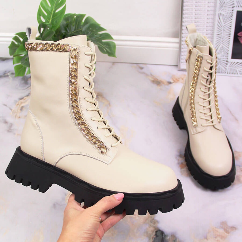 Naisten nahkaiset nilkkurit ketjulla, eristetty beige Artiker 2