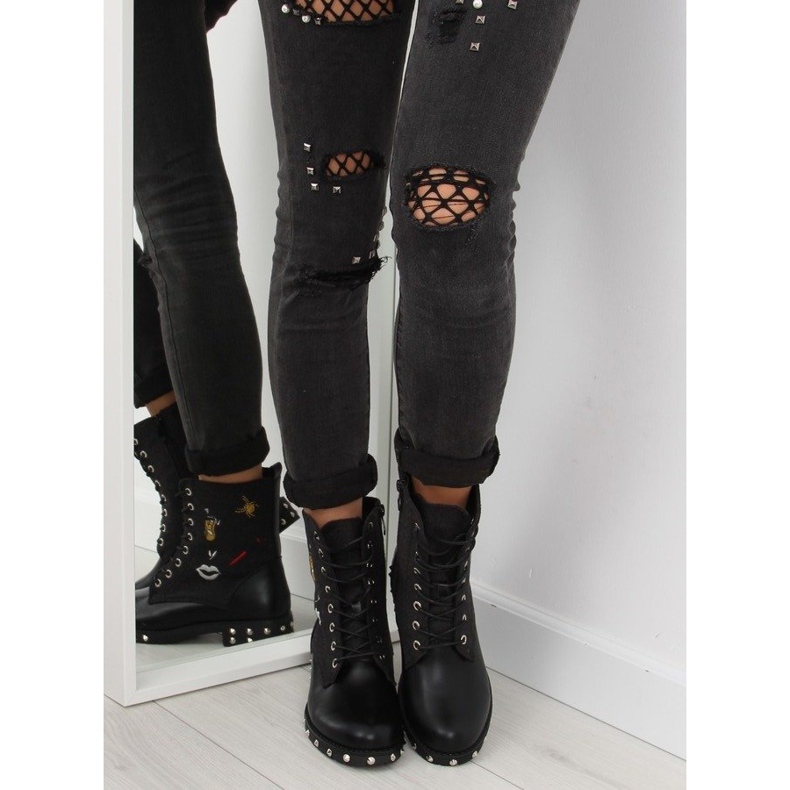 Mustat saappaat huopapäällisillä 1