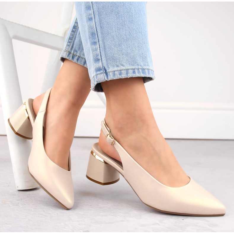 Naisten tyylikkäät, täyskärkiset, beige-helmesandaalit Sergio Leone SK175 2