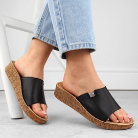 Mukavat naisten nahkaiset varvastossut, musta Helios 130.011 1