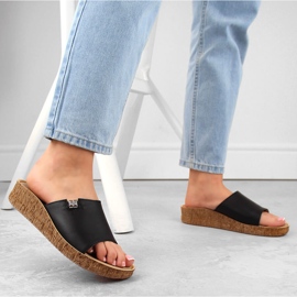 Mukavat naisten nahkaiset varvastossut, musta Helios 130.011 2