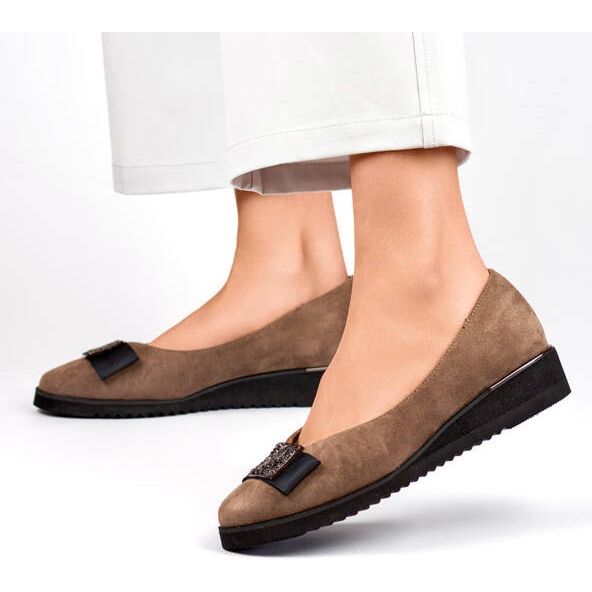 Naisten mokkanahkaiset kiilakengät taupe-koristeella GD-FL766T beige 2