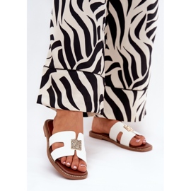 Litteät läpimurteet, joissa on leikkaus ja valkoinen sisustus 2