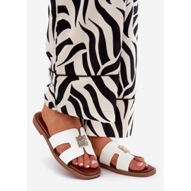 Litteät läpimurteet, joissa on leikkaus ja valkoinen sisustus 1