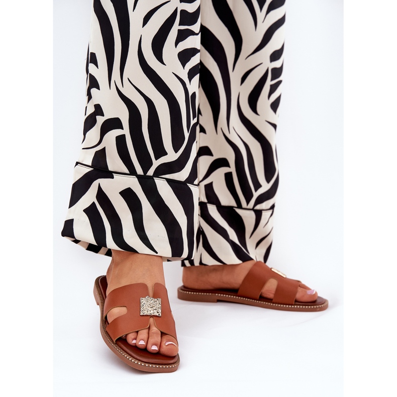 Litteät läpät leikkauksilla ja kamelinkoristeella ruskea 2