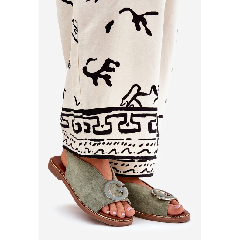 Litteät sandaalit, joissa on vihreä koriste 1