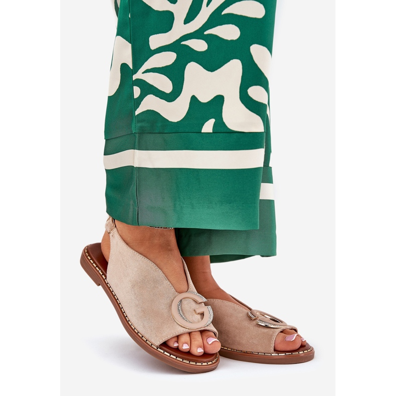 Litteät naisten sandaalit, joilla on beige sisustus 1