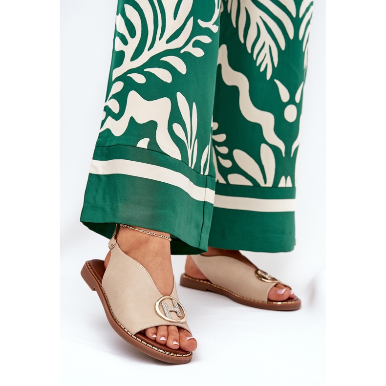 Litteät tyylikkäät sandaalit, joilla on beige sisustus 2