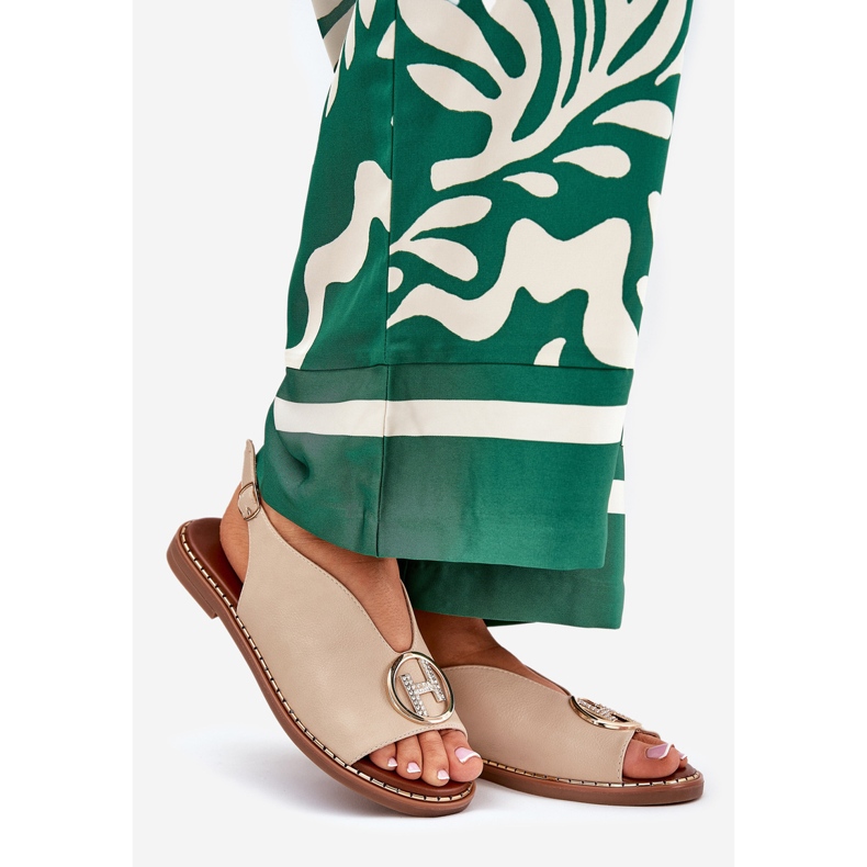 Litteät tyylikkäät sandaalit, joilla on beige sisustus 1