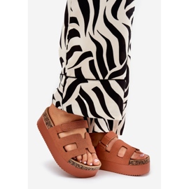 Tohvelit massiivisella kamelinalustalla ruskea 1