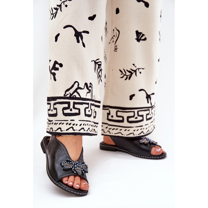 Jezzi Kiiltävät naisten sandaalit, joissa on litteä musta koriste 2