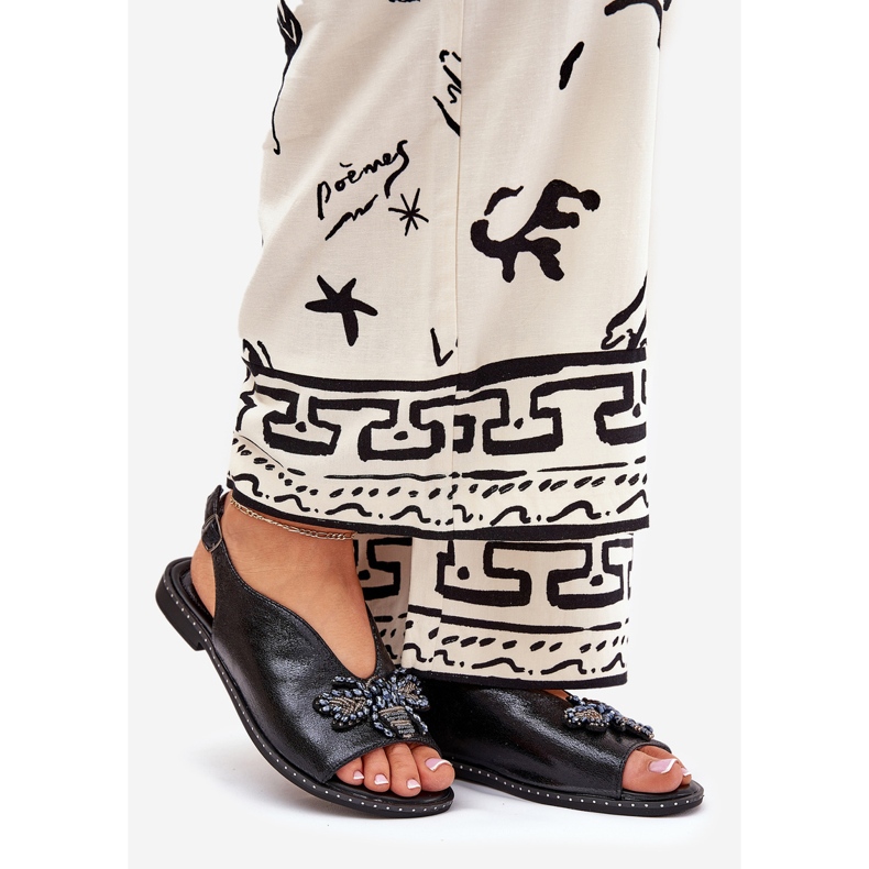 Jezzi Kiiltävät naisten sandaalit, joissa on litteä musta koriste 1