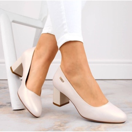 Pearl beige pumput koristeellisessa pylväässä Sergio Leonelta 1