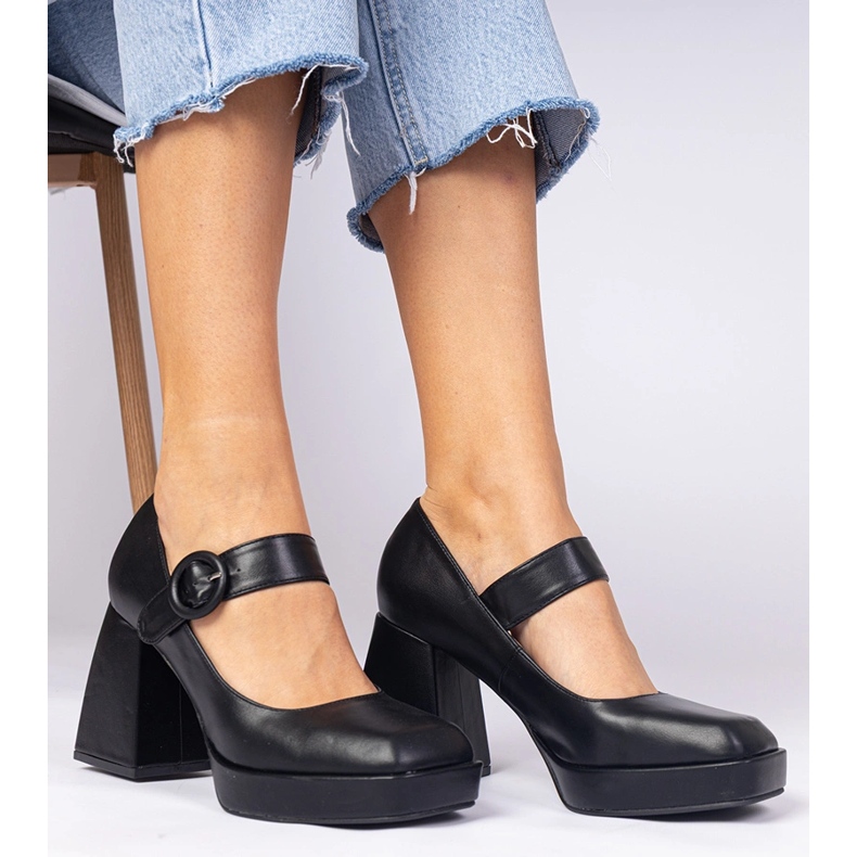 Mustat pumput neliön nenä ja solki 1