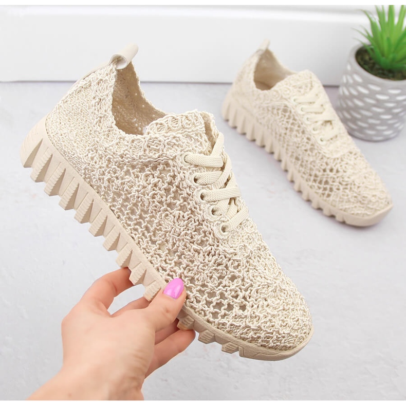 Naisten beigenväriset pitsiset urheilukengät T.Sokolski 1982 1