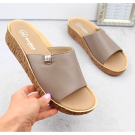 Nahkaiset mukavat naisten cappuccino-tossut Helios 130.42 beige 1