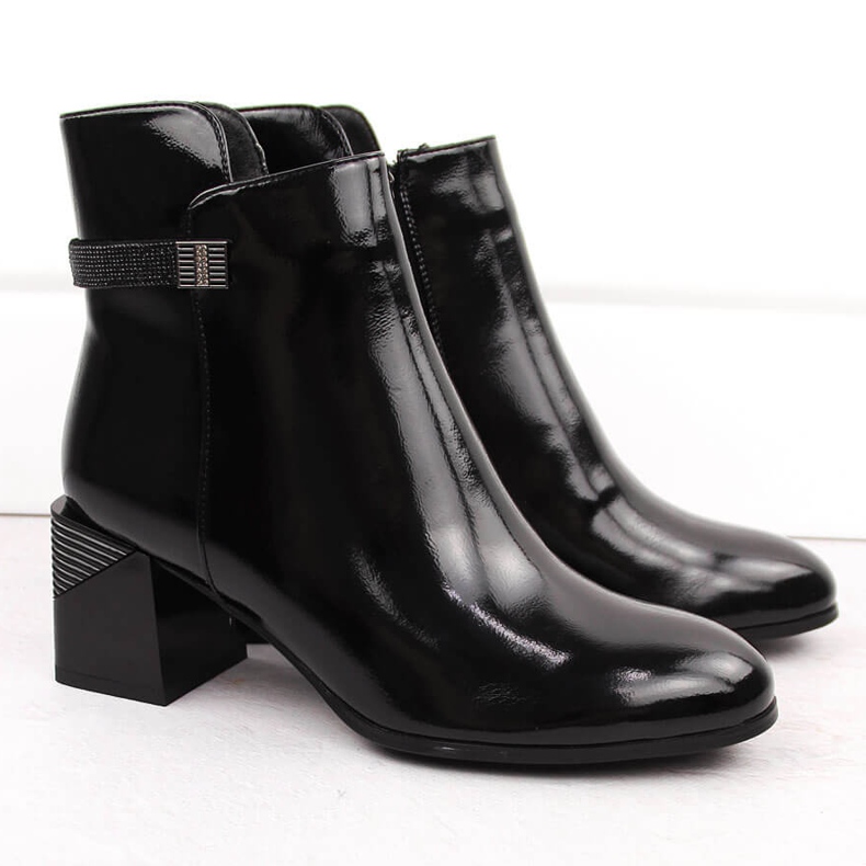 Mustat kiiltonahkaiset nilkkurit koristekorolla D&amp;A S.Barski Premium Collection MR880-140 2