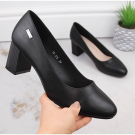 Mustat pumput Sergio Leonen koristepylväässä 1