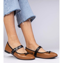 Ruskeat naisten balleriinit keulalla 1