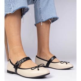 Beige naisten balleriinit keulan kanssa 1