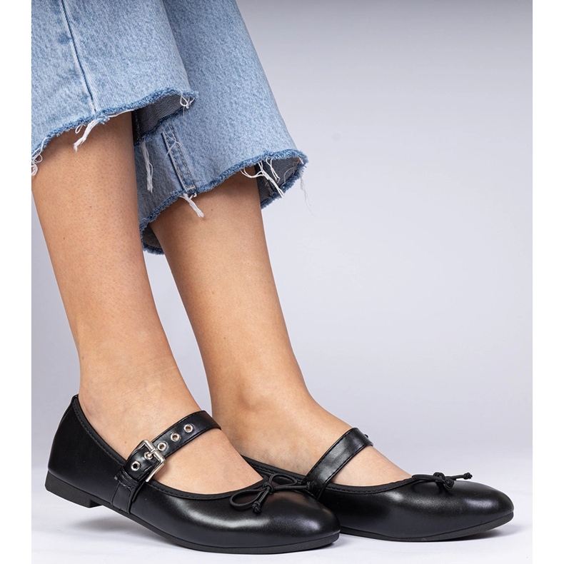 Mustat naisten balleriinit keulalla 1