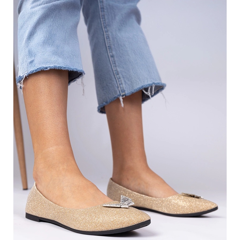 Kultaisten naisten kaltainen balleriinit perhonen kanssa kultainen 1