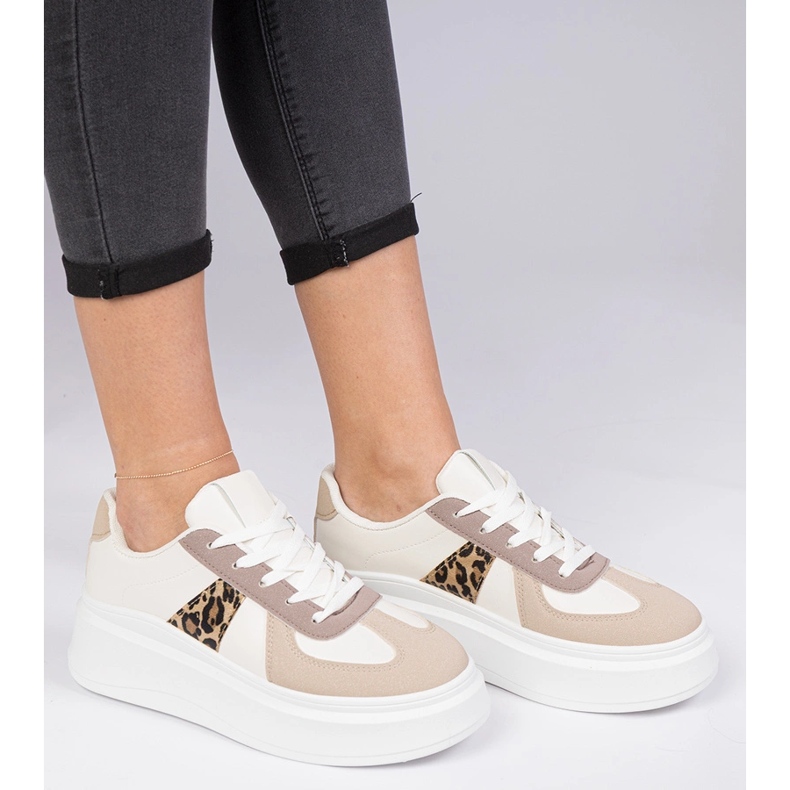 Beige lenkkarit lenkkarit laiturilla 1