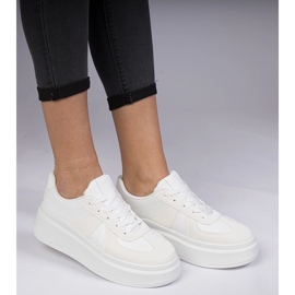 Valkoiset lenkkarit lenkkarit laiturilla valkoinen 1