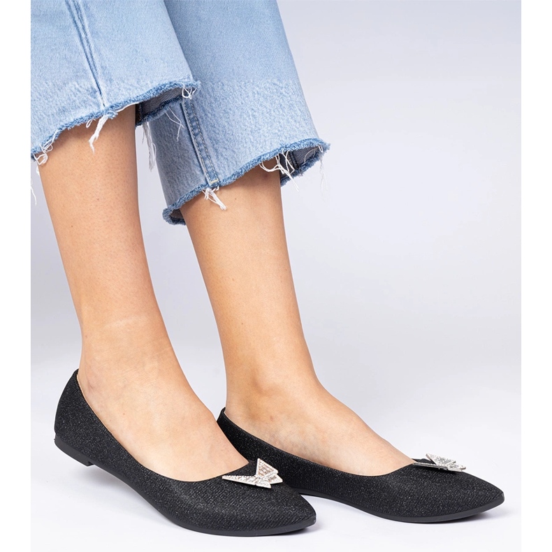 Mustat naisten kimaltelevat balleriinit perhonen kanssa 1