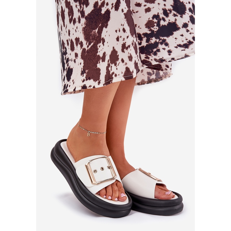 Naisten flip flops massiivisella alustalla, jossa on koristeellinen valkoinen solki 1