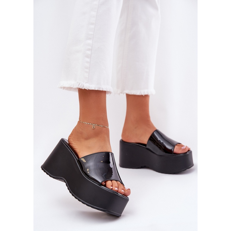 Maalattu naisten tossut lavalla ja mustat kiilat 2