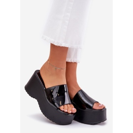 Maalattu naisten tossut lavalla ja mustat kiilat 1