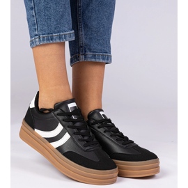 Mustat lenkkarit naisten lenkkarit laiturilla 2