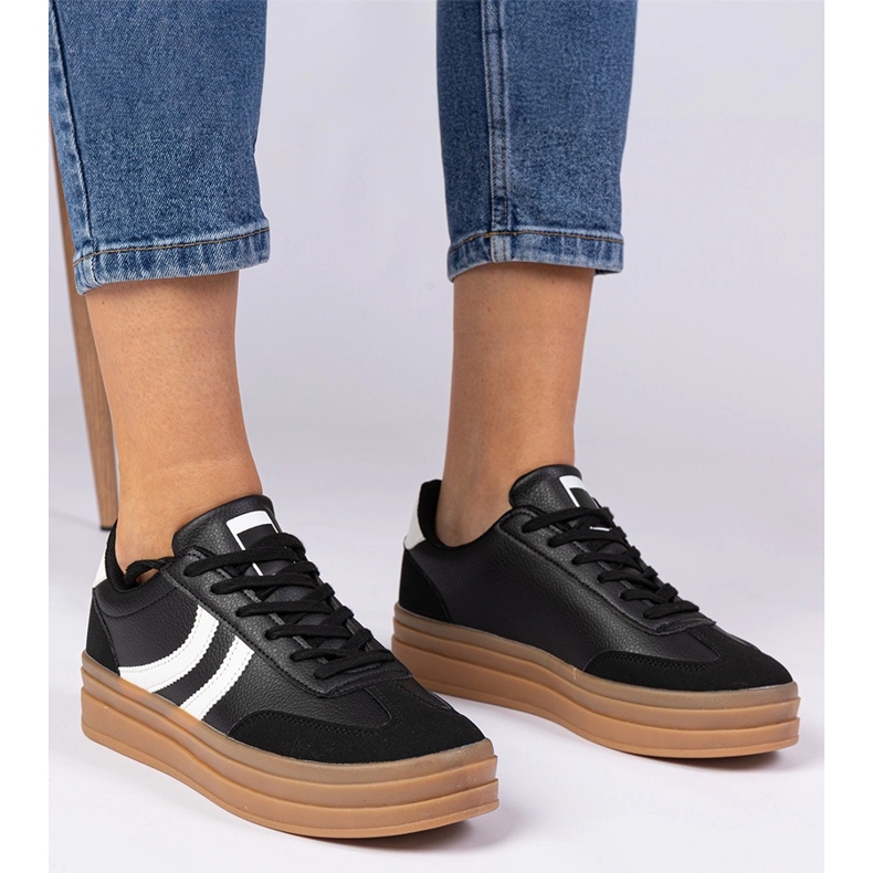 Mustat lenkkarit naisten lenkkarit laiturilla 1