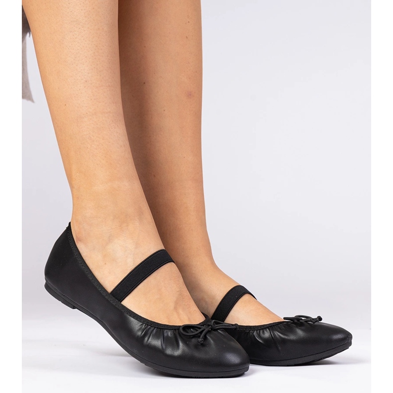 Mustat naisten balleriinit keulalla 1