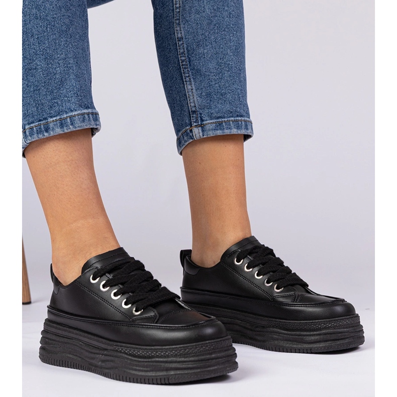 Mustat naisten lenkkarit korkealla pohjalla 1