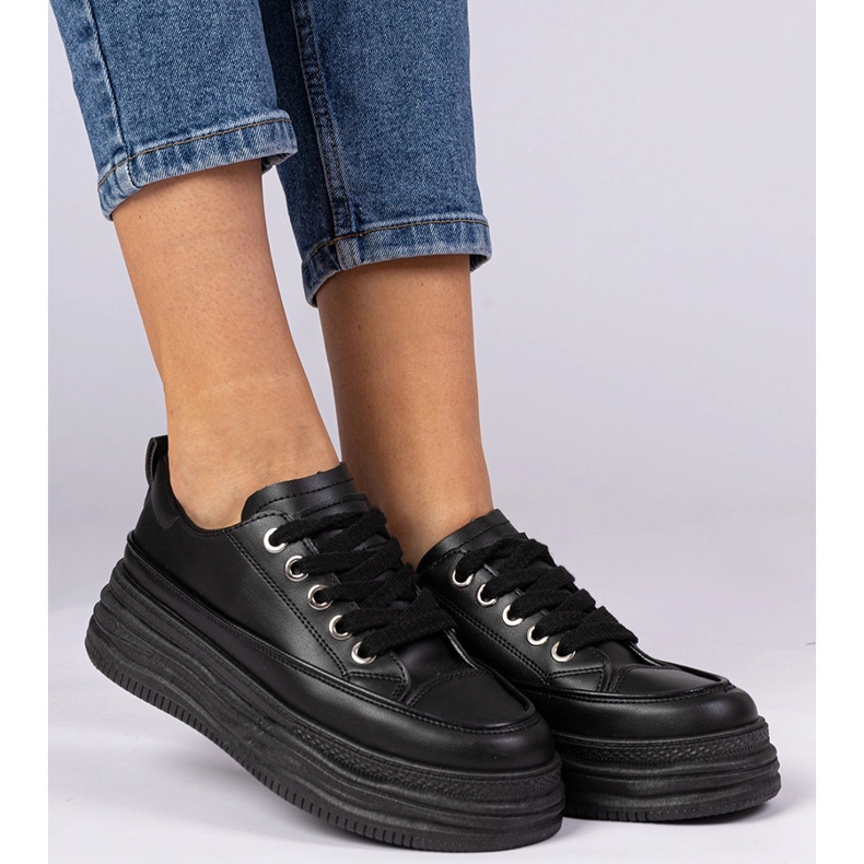 Mustat naisten lenkkarit korkealla pohjalla 2