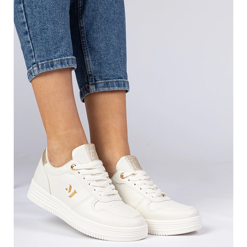 Beige naisten lenkkarit kultaisella brokadilla 1